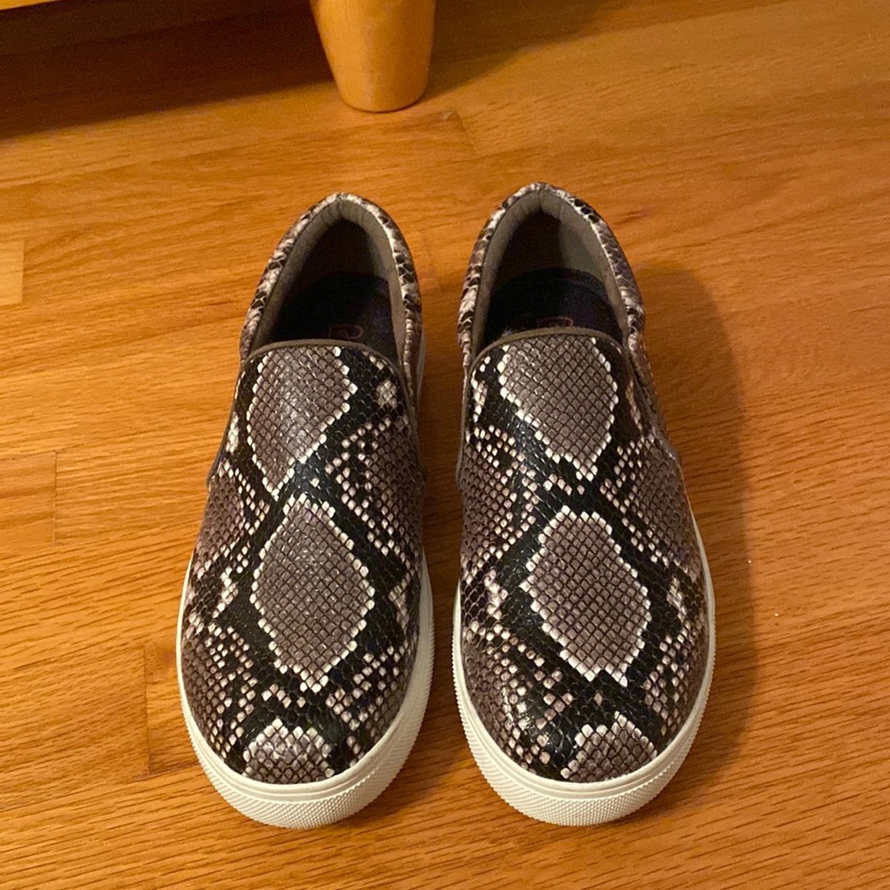 Blondo Size 8 Snakeskin Slid on Shoes